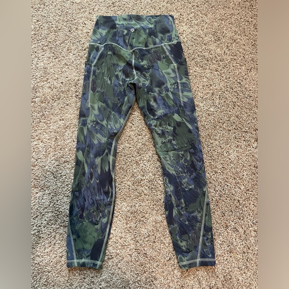 Great condition! Only worn a few times. Lululemon align with pockets 25” size 6